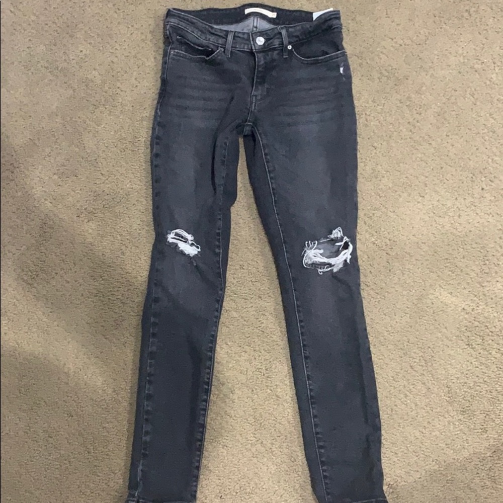 Levi’s black distressed skinny jean size 27